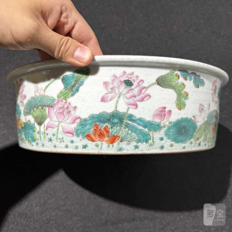 清道光 粉彩荷塘鸳鸯纹折沿洗 - 图6